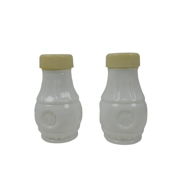 Vintage Milk Glass Eagle Coin Medallion Salt And Pepper Shakers With Caps USA - Picture 2 of 7